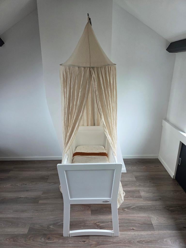 Wieg met klamboe en piekstok (inc. matras), Kinderen en Baby's, Babywiegjes en Ledikanten, Ophalen, Zo goed als nieuw, Ledikant