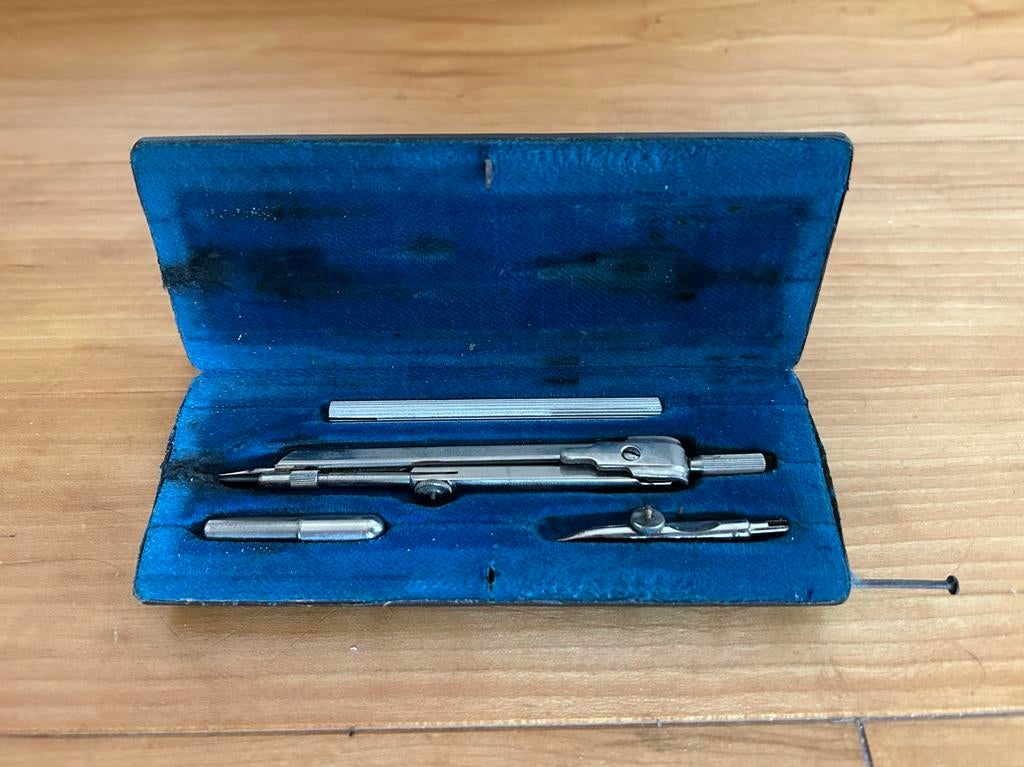 Oude passer set in doosje, Ophalen