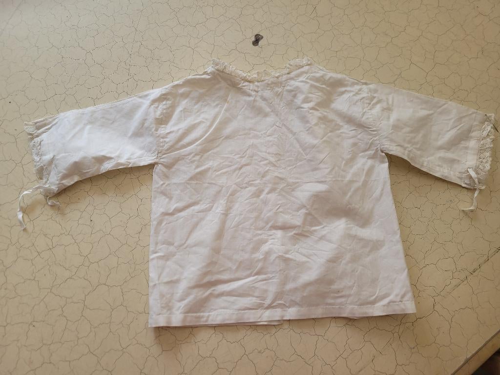 Antiek hand gemaakt baby / poppen bloesje, Verzamelen, Poppen, Heikant 21 Kaatsheuvel, Belle Vieille Brocante, Ophalen of Verzenden