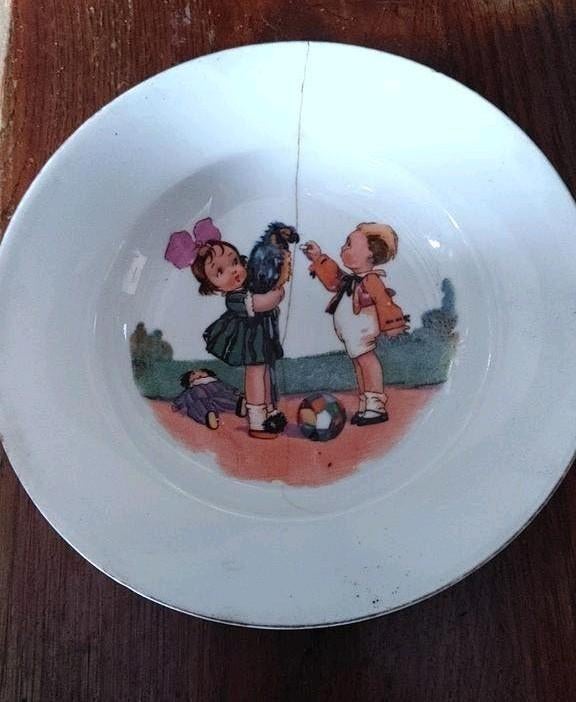 Antiek kinderbord met afbeelding van spelende kinderen, Antiek en Kunst, Antiek | Servies los, Ophalen of Verzenden