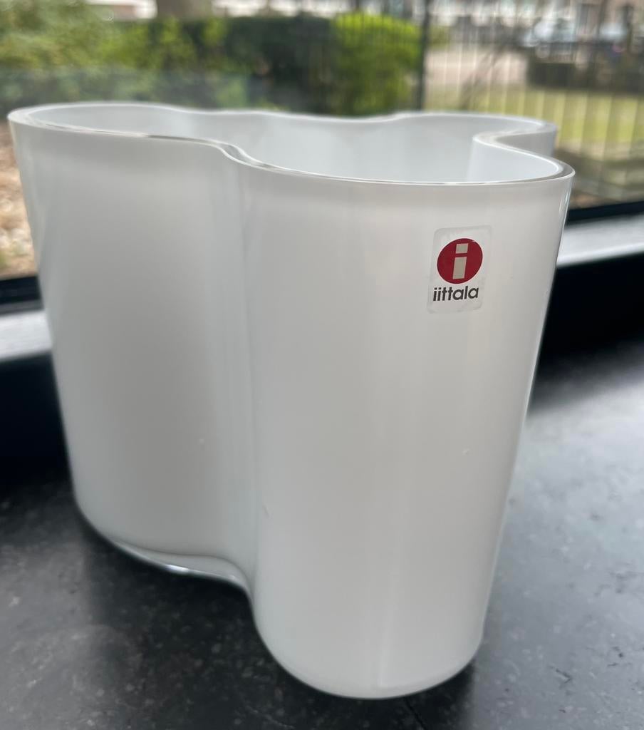 Iittala Alvar Aalto tafelvaas 120mm vaas opaalwit, Huis en Inrichting, Woonaccessoires | Vazen, Ophalen of Verzenden, Overige kleuren