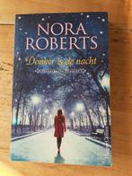 Boek ‘Donker is de nacht’ van Nora Roberts, Gelezen, Ophalen of Verzenden, Nora Roberts, Amerika