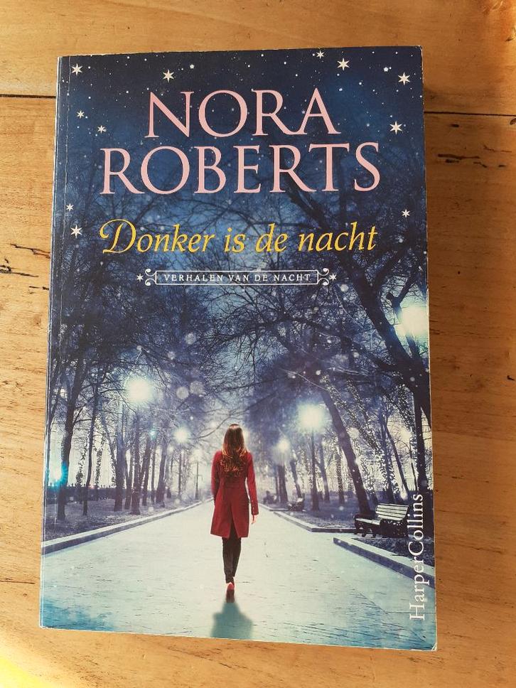 Boek ‘Donker is de nacht’ van Nora Roberts, Boeken, Romans, Gelezen, Amerika, Ophalen of Verzenden