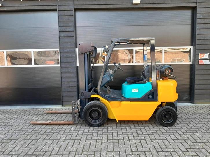 Komatsu FG 25 T LPG heftruck Freelift Triplex Sideshift, Zakelijke goederen, Machines en Bouw | Heftrucks en Intern transport