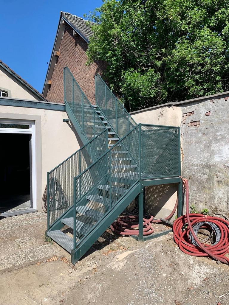 Stalen buitentrap met gegalvaniseerde traptreden, bordestrap, Ophalen, Zo goed als nieuw, Trap, 2 tot 4 meter