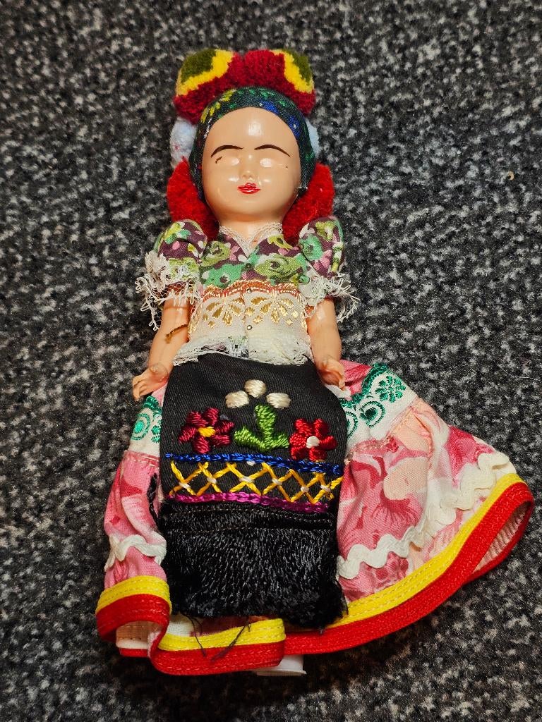 Pop in Hongaarse klederdracht, Verzamelen, Poppen, Zo goed als nieuw, Pop, Ophalen of Verzenden
