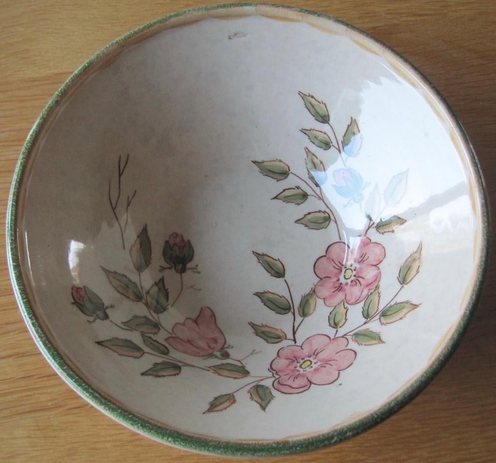 kom met roze rozen - BVK Soest, Keramiek, Ophalen of Verzenden, Zo goed als nieuw, Kom(men)