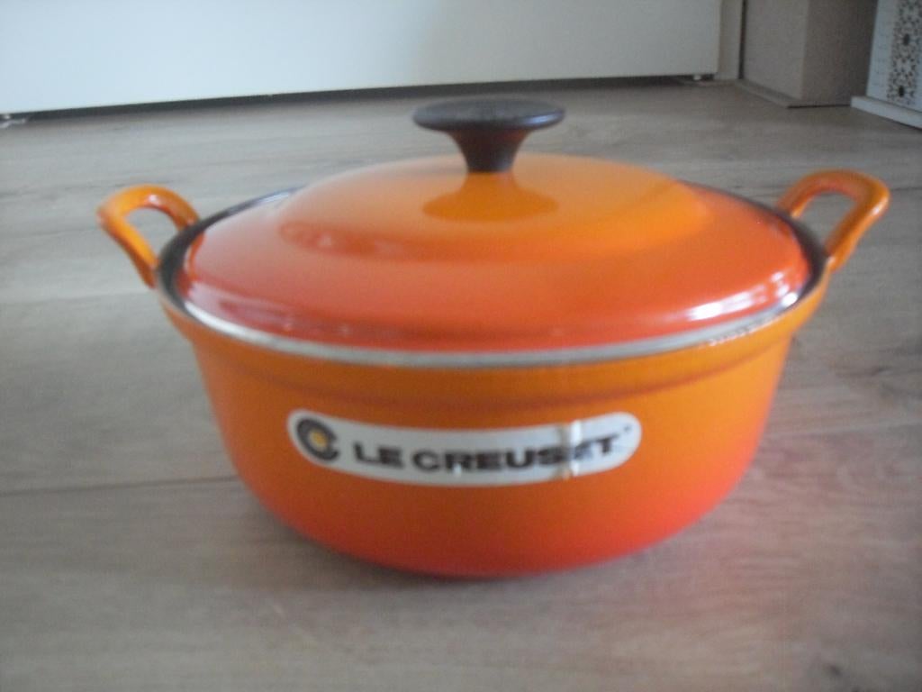 le creuset pan oranje 24 cm, Huis en Inrichting, Ophalen of Verzenden, Zo goed als nieuw, Gietijzer, Koekenpan of Braadpan