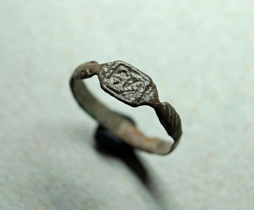 Ring - Middeleeuws - Bodemvondst - H, Sieraden, Tassen en Uiterlijk, Ophalen of Verzenden, Brons, Ring