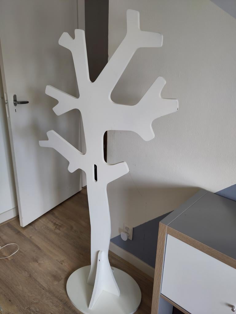 Kledingrek voor kinderen in de vorm van een boom, Ophalen