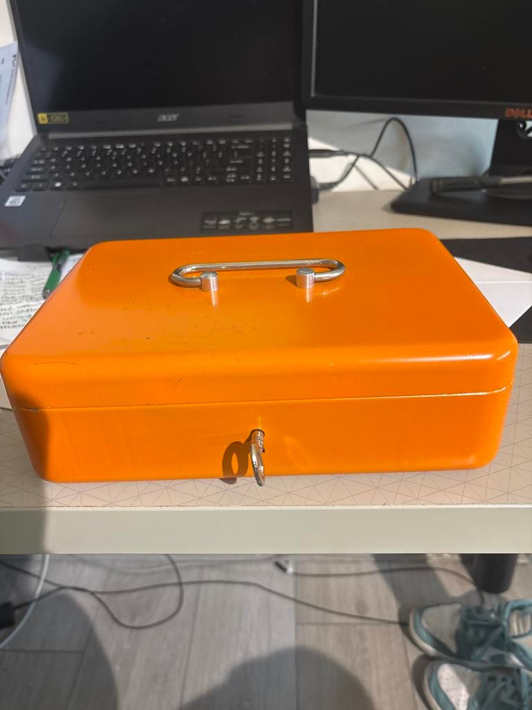 Oranje kistje met slot, Huis en Inrichting, Woonaccessoires | Kisten, Verzenden, Gebruikt, Metaal, Minder dan 50 cm