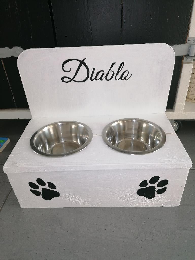 voerbakstandaard met achterwand, div maten leverbaar, Dieren en Toebehoren, Hondenvoerbakken en Drinkbakken, RW Houtidee – Fabrikant van handgemaakte houten huis-, tuin- en dierenproducten. Gespecialiseerd in voerbakstandaards, bench ombouwen, groeimeters, wegwijzerborden en decoratie van hout. Alles op maat gemaakt, uniek en ambachtelijk vervaardigd.