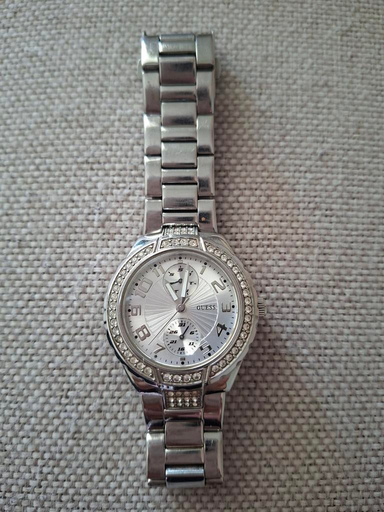 Te koop Guess dameshorloge met strass en stalen band, Sieraden, Tassen en Uiterlijk, Horloges | Dames, Ophalen, Staal, Gebruikt
