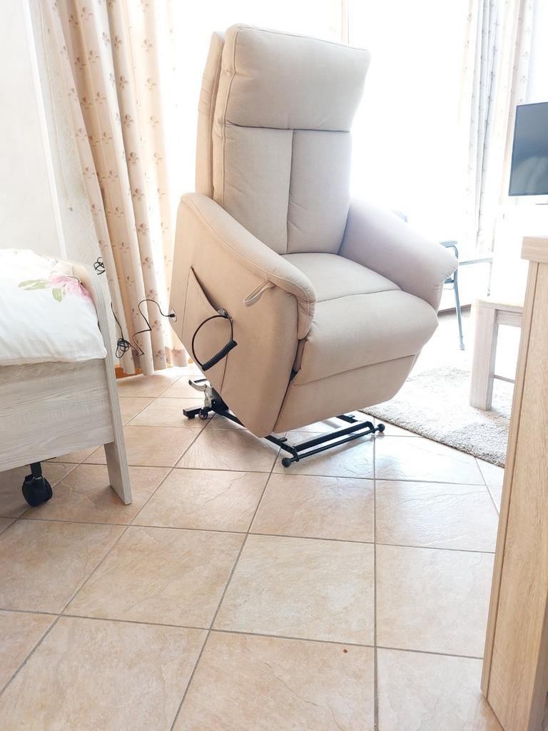 Elektrische opsta-stoel. Kleur beige., Huis en Inrichting, Fauteuils, Ophalen, Zo goed als nieuw