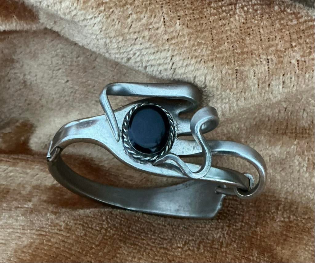 Unieke armband van gerecyclede vork met zwarte steen, Ophalen of Verzenden, Gebruikt, Zilver, Overige materialen