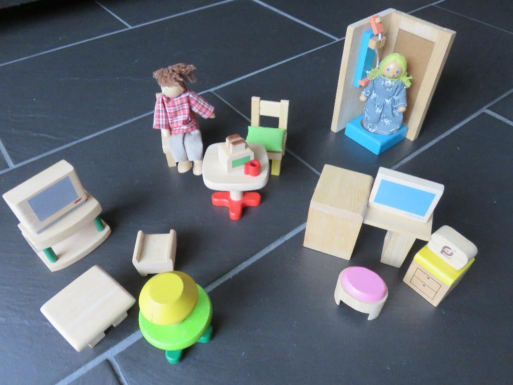 Houten poppenhuis meubelset met popjes, 21delig., Kinderen en Baby's, Speelgoed | Poppenhuizen, Ophalen of Verzenden, Zo goed als nieuw