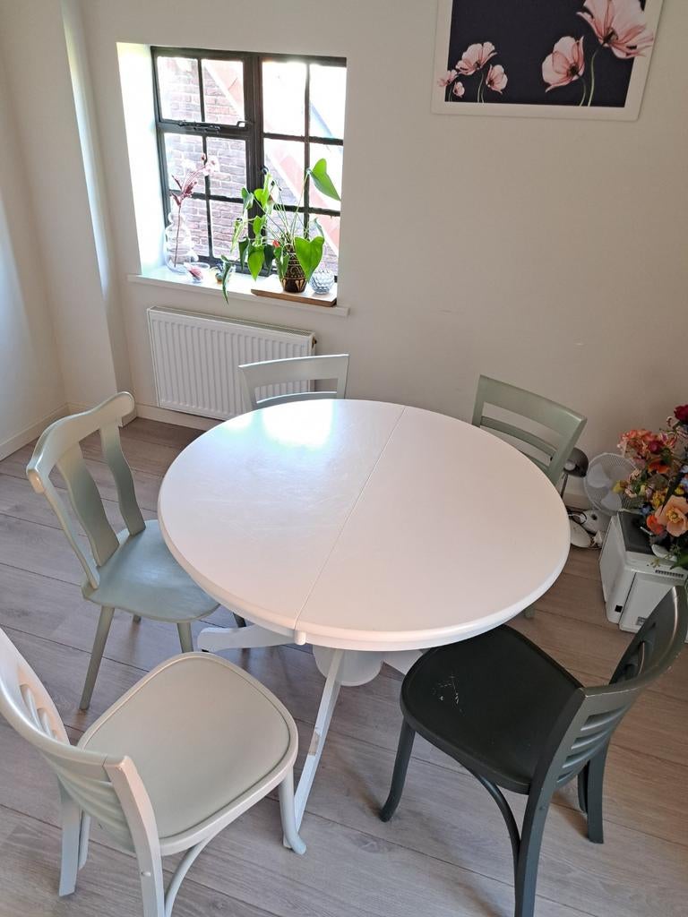Ronde uitschuifbare eettafel wit. 5 gekleurde stoelen, Huis en Inrichting, Tafels | Eettafels, Ophalen, Gebruikt, Rond, 100 tot 150 cm