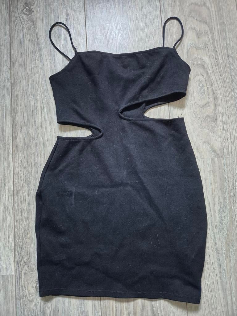 Zwart minijurkje met spaghettibandjes maat M, Kleding | Dames, Jurken, Maat 38/40 (M), Ophalen of Verzenden, Gedragen, Boven de knie