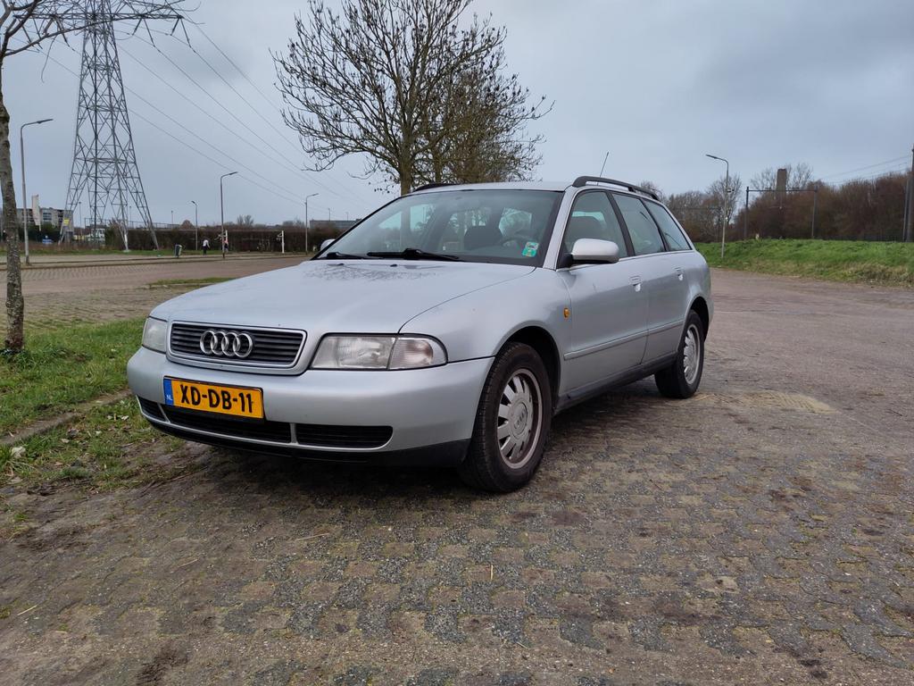 Audi A4 1.6 Avant 74KW 1998 Grijs, Auto's, Zwart, 4 cilinders, Elektrische ramen, A4