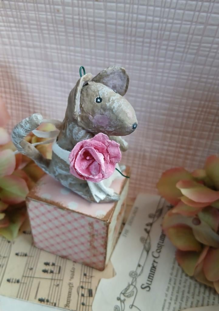 Schattig wattenpop Muisje met bloem en schort Spuncotton, Antiek en Kunst, Ophalen of Verzenden