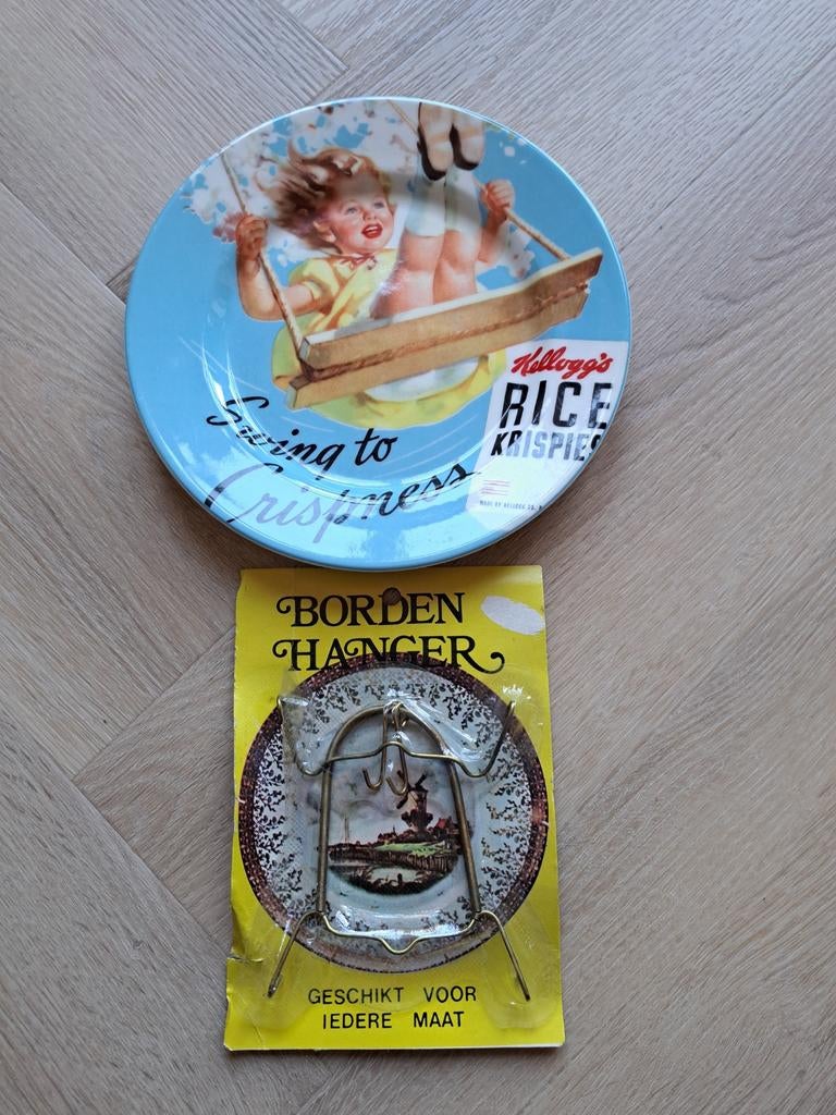 KELLOGG'S BORD VINTAGE MET BORDEN HANGER, Huis en Inrichting, Ophalen of Verzenden, Zo goed als nieuw, Bord(en), Overige stijlen