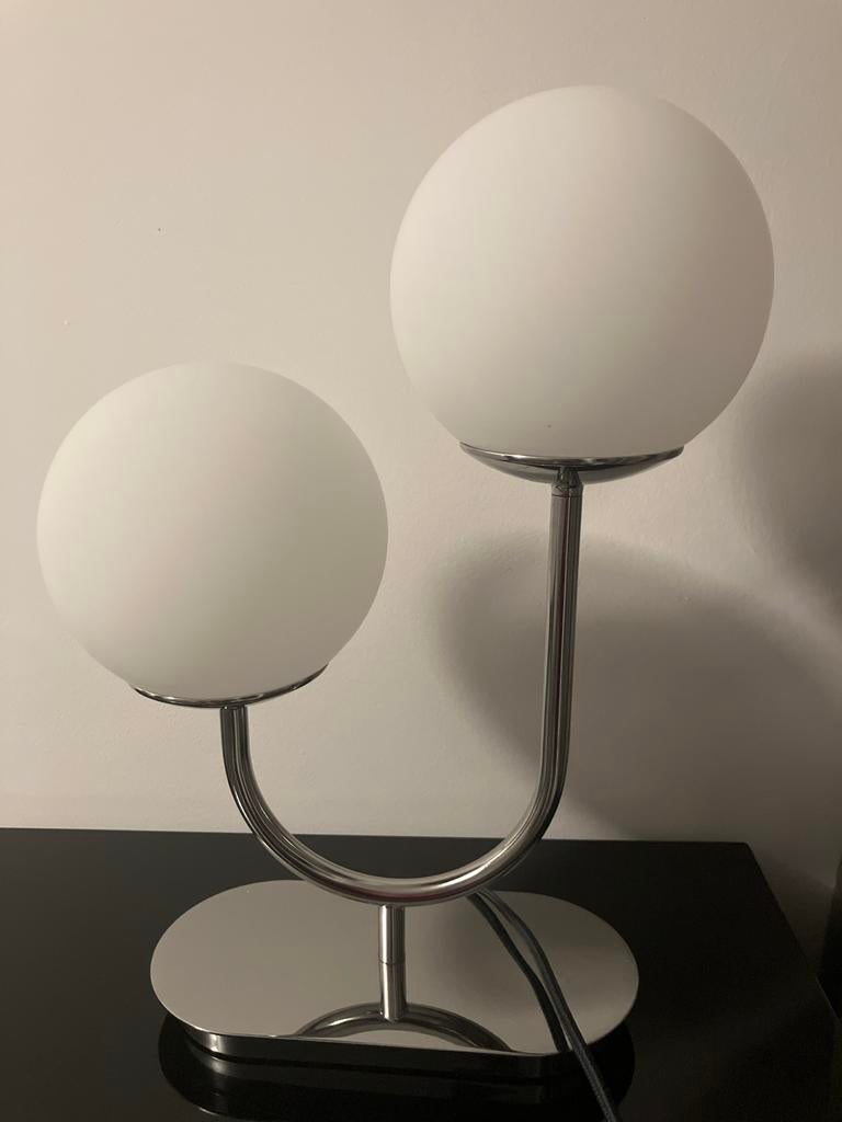 Moderne tafellamp met twee opalen glazen bollen, Ophalen, Nieuw, Glas, 50 tot 75 cm