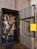 Gereedschapskist met ring en steeksleutels, Ophalen