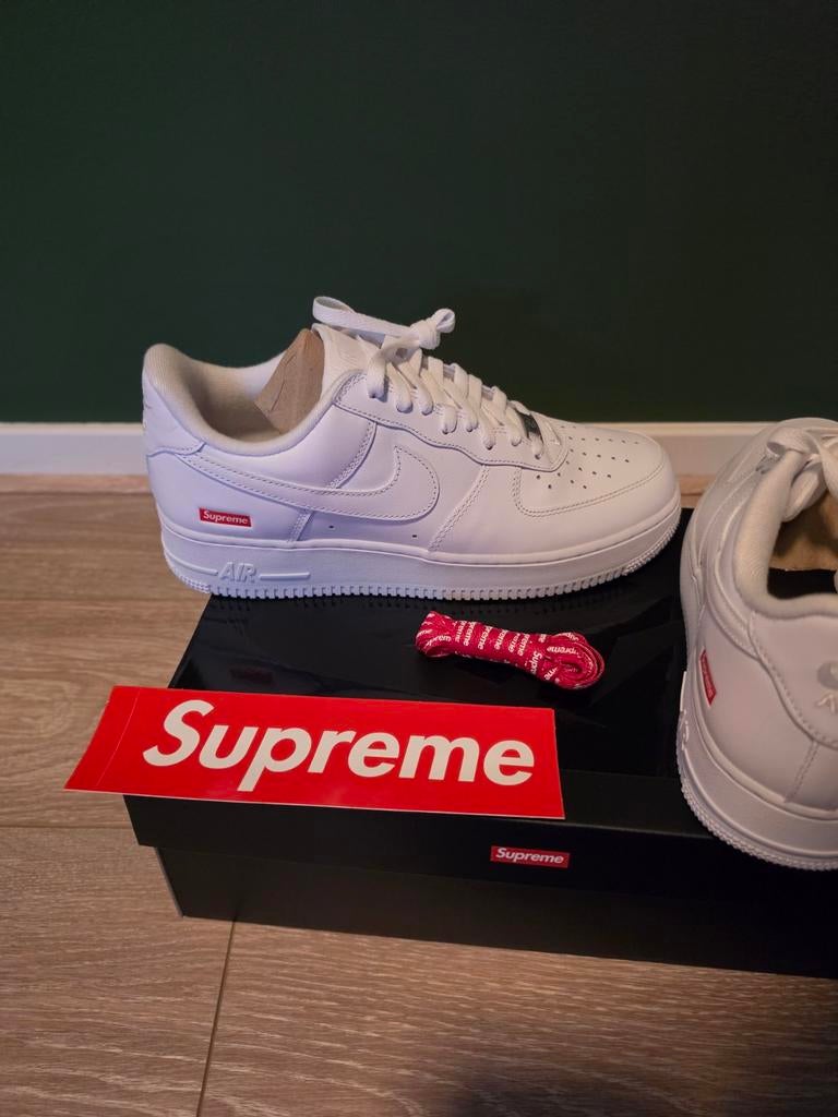 Nike Air Force 1 Low White Supreme - Maat 43 - Nieuw, Wit, Nike, Nieuw, Ophalen of Verzenden