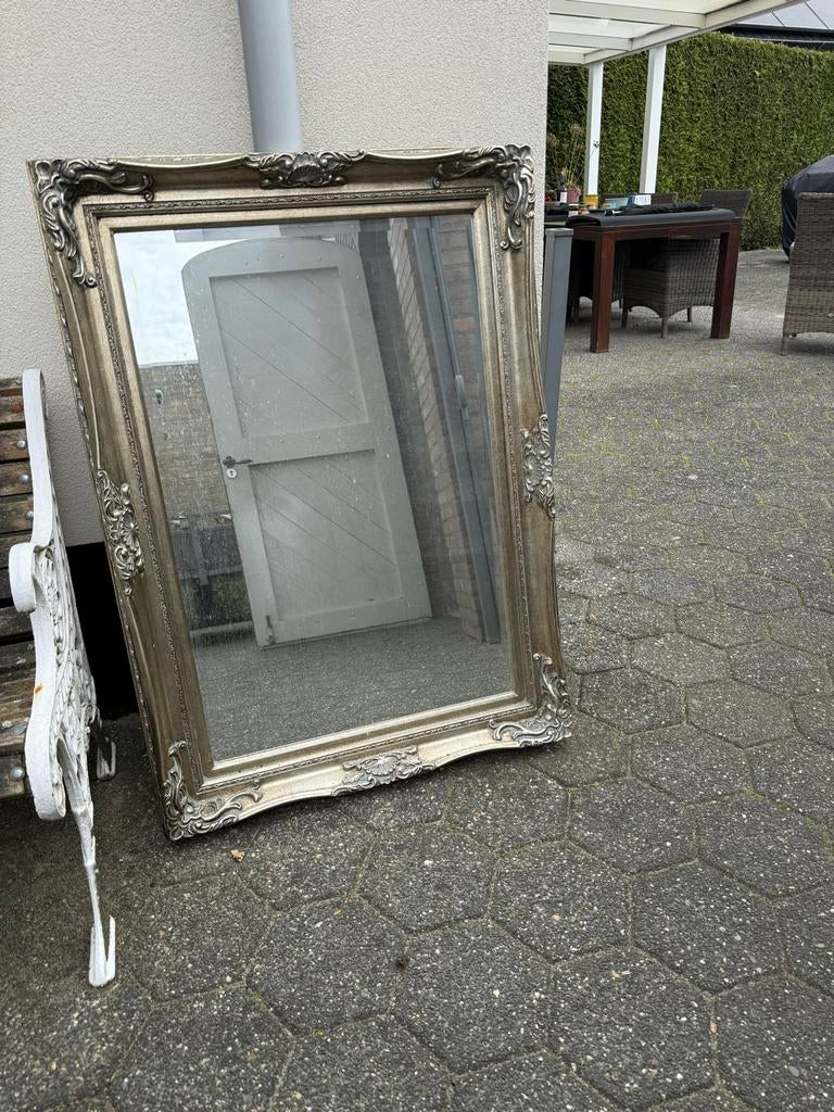 Grote spiegel met sierlijke gouden lijst, Huis en Inrichting, Woonaccessoires | Spiegels, Ophalen, Gebruikt, 75 tot 100 cm