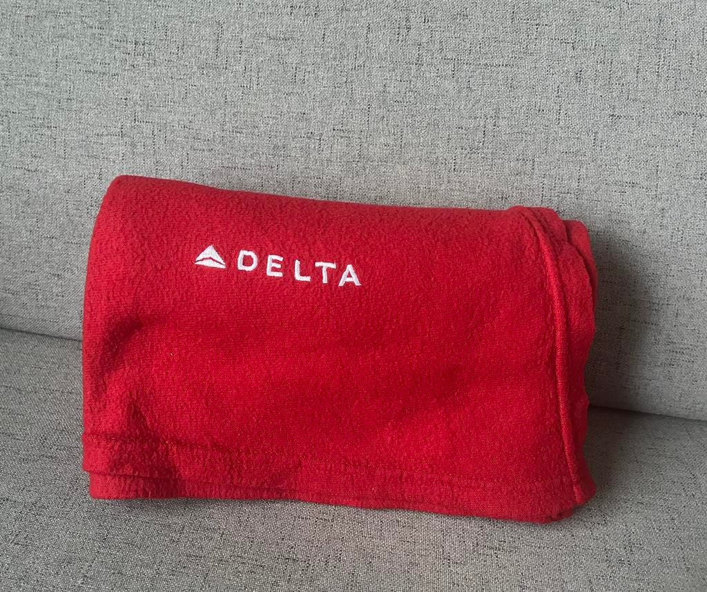 Delta Airlines fleece deken reisdeken rood | 115 x 140 cm, Ophalen of Verzenden