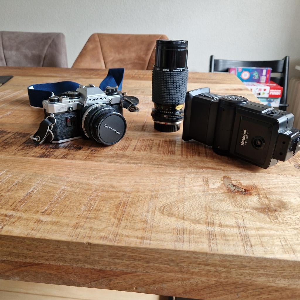 Olympus OM-10 Spiegelreflexcamera met 50mm lens en flitser, Ophalen, Gebruikt, Spiegelreflex, Olympus