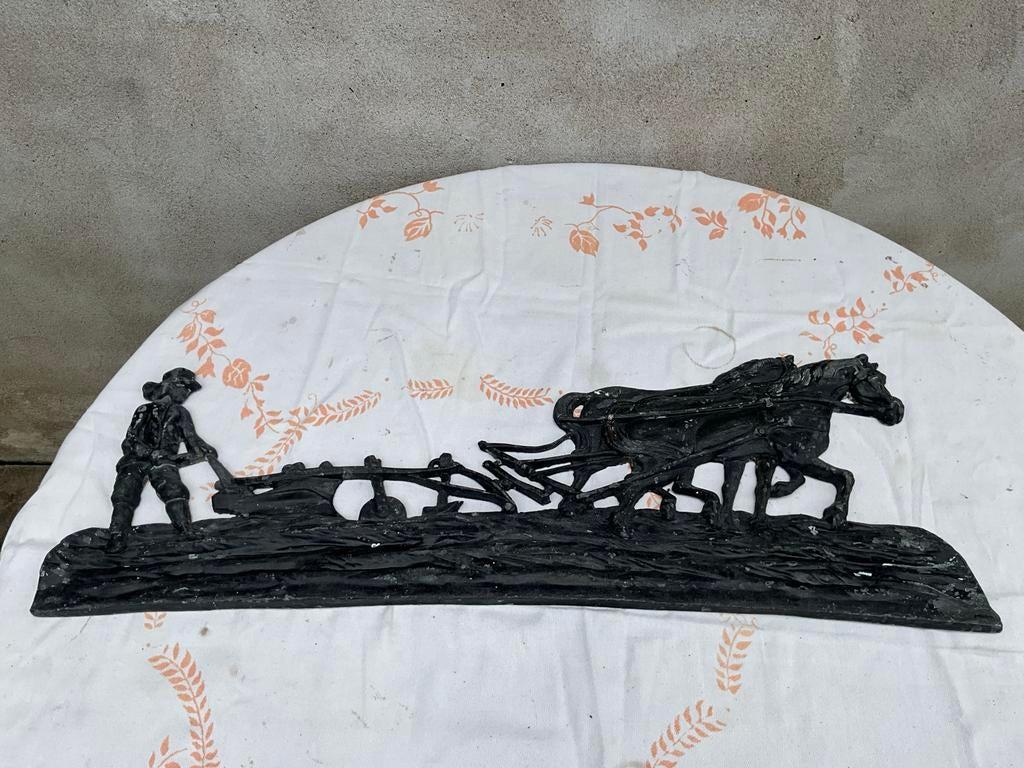 Decoratief gietijzeren beeld: Boer met paarden en ploeg, Ophalen of Verzenden, Gebruikt, Mens