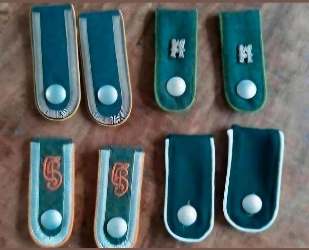 Duits WW2 uniform schouder Epauletten ( 4 setjes ) en knopen, Ophalen of Verzenden, Duitsland, Kleding of Schoenen