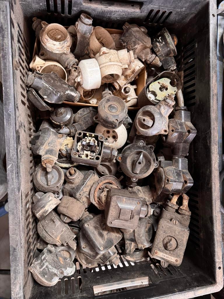 Partij bakelieten schakelaars en stopcontacten., Ophalen