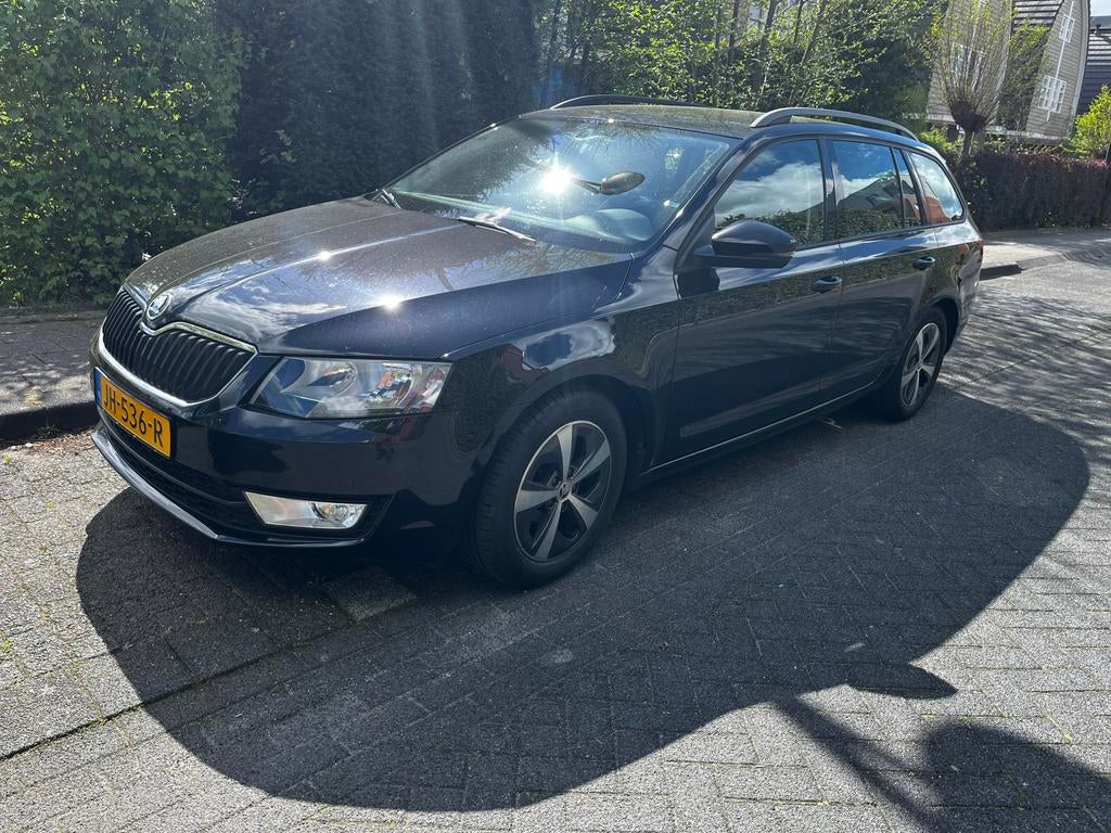 Skoda Octavia 1.6 TDI 81KW Combi 2015 Zwart, Auto's, Skoda, Voorwielaandrijving, 4 cilinders, Zwart, Particulier