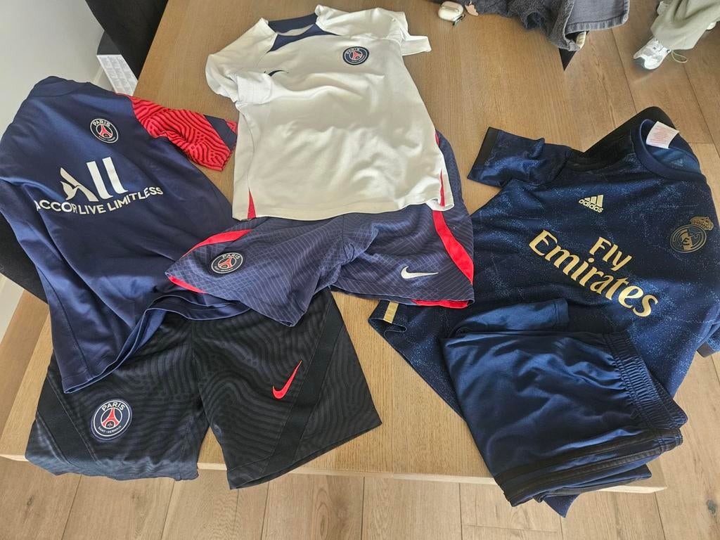 3 voetbalpakjes, Ophalen of Verzenden, Zo goed als nieuw, Overige maten