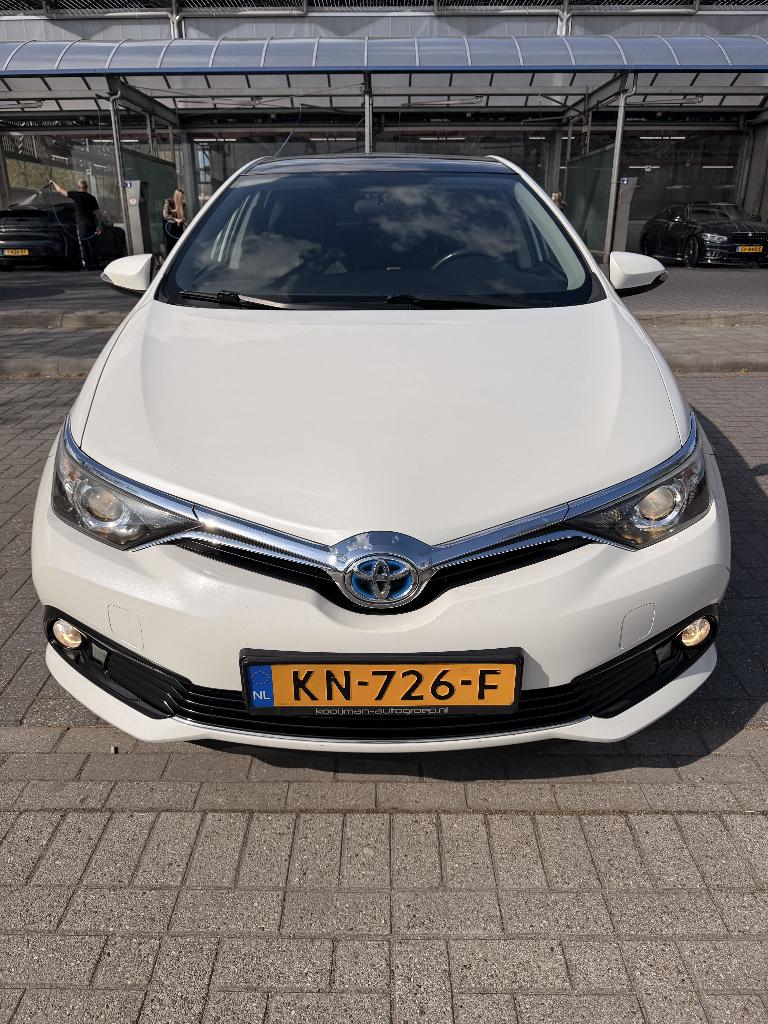 Toyota Auris 1.8 Hybrid 5DR 2016 Wit - NAP | PANO | DEALER, Auto's, 28 km/l, Wit, Origineel Nederlands, Grijs