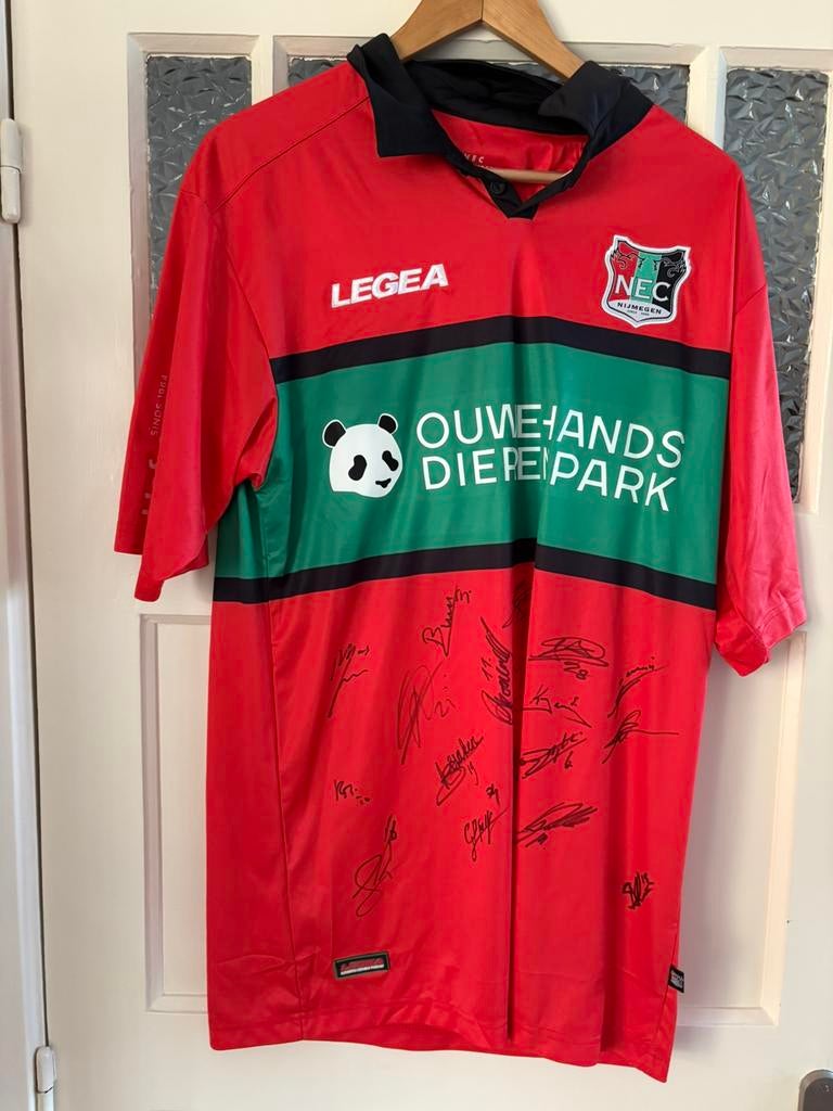Gesigneerd NEC Ouwehands Dierenpark shirt, Sport en Fitness, Maat XL, Ophalen of Verzenden, Zo goed als nieuw, Shirt