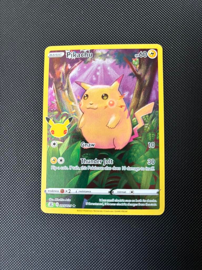 Pikachu 005/025 Celebrations, Hobby en Vrije tijd, Verzamelkaartspellen | Pokémon, Ophalen of Verzenden, Zo goed als nieuw