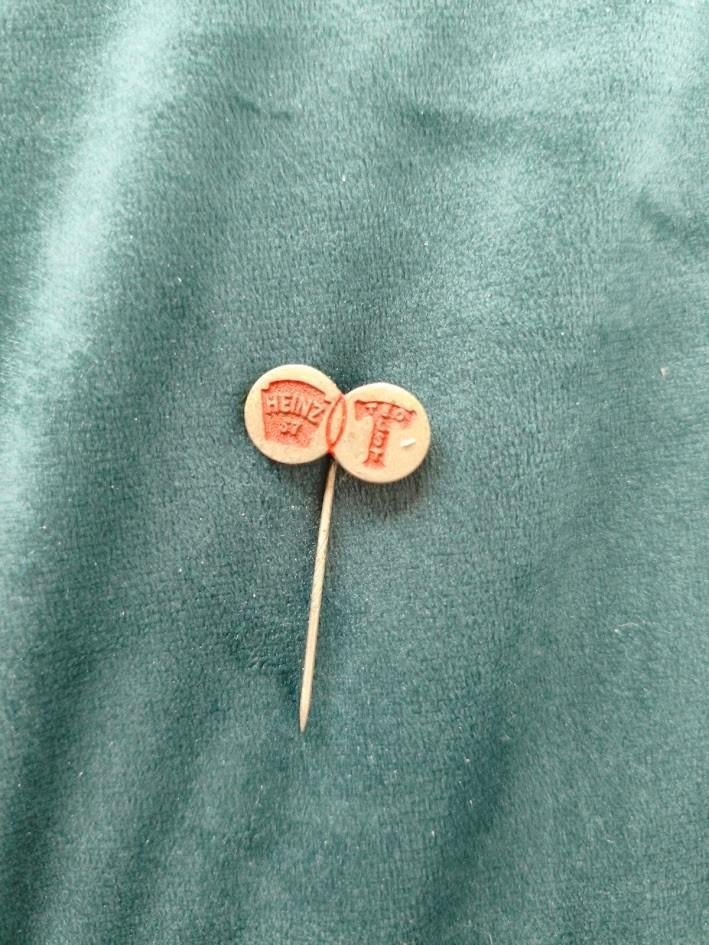 Heinz ‘’Teo Elst’’ steekspeld, Verzamelen, Ophalen of Verzenden, Gebruikt, Merk, Speldje of Pin