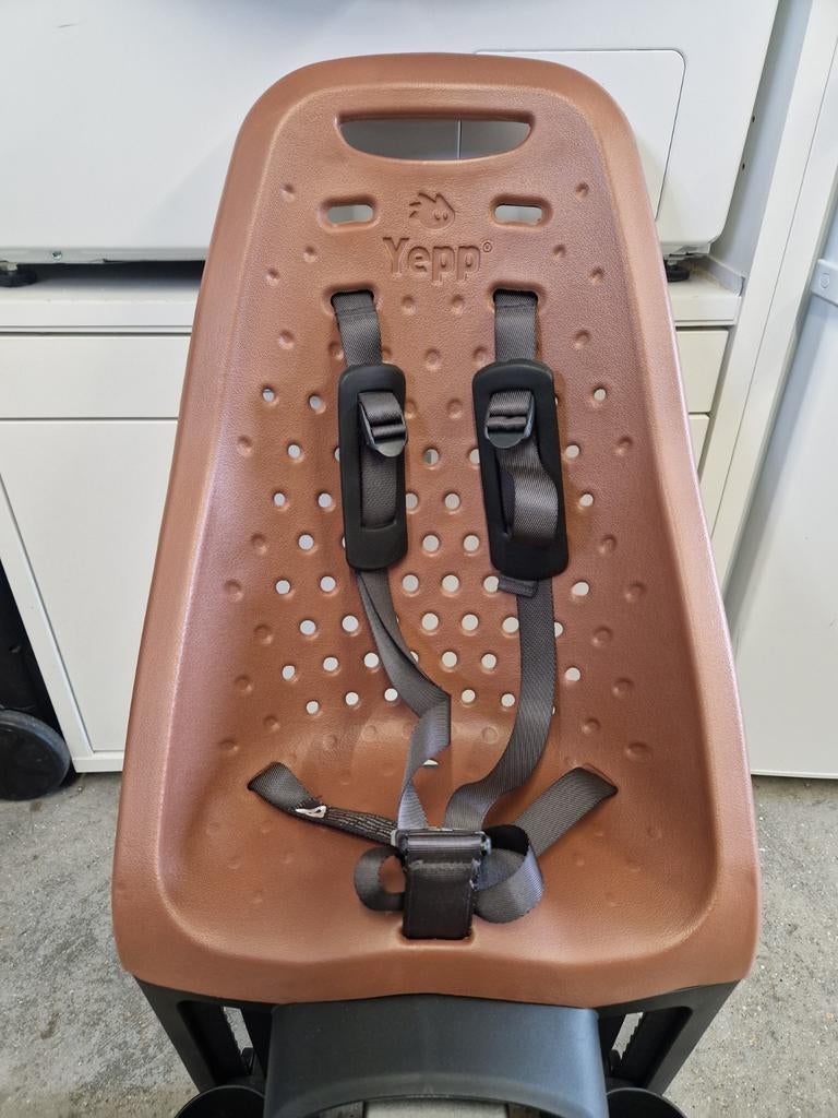 Thule Yepp maxi 2 fietsstoeltje (achter) NIEUW, Fietsen en Brommers, Fietsaccessoires | Fietsstoeltjes, Ophalen, Nieuw, Voetsteuntjes