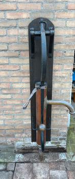 Antieke waterpomp, Ophalen