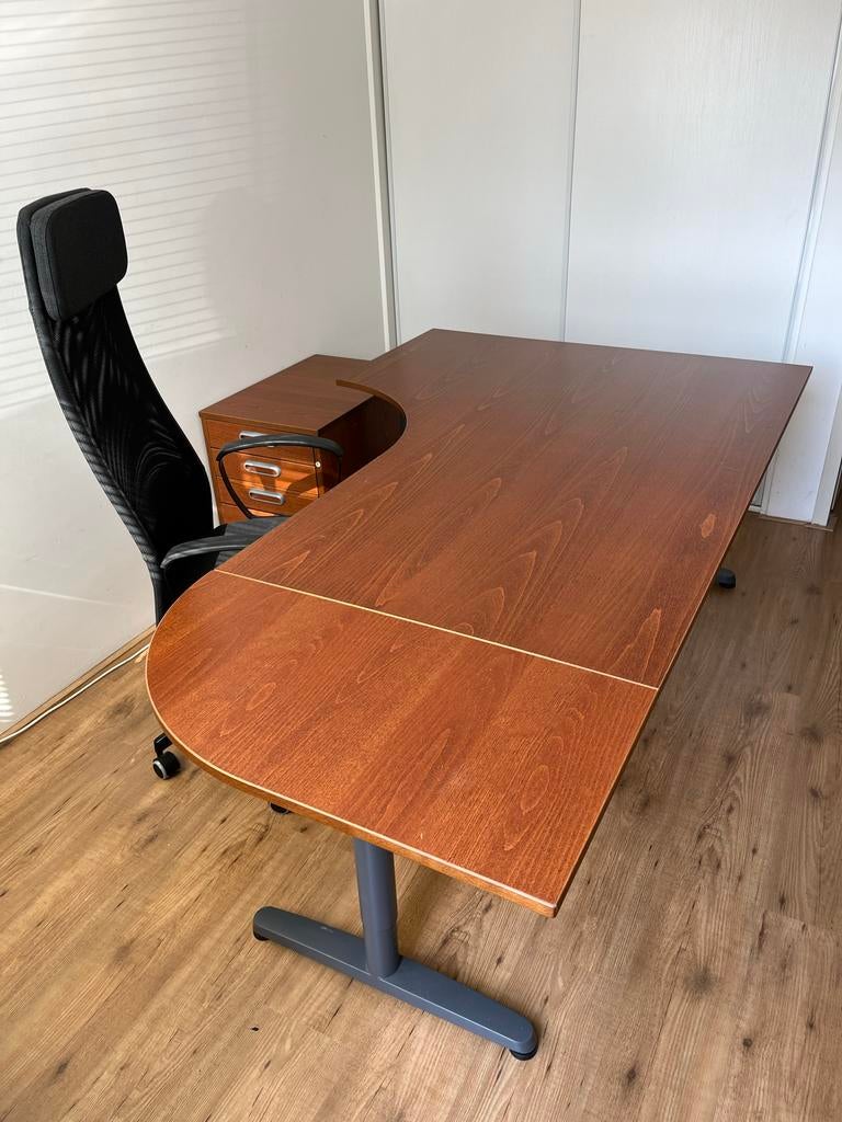 IKEA Galant HoekBureau Eiken met Ladekast en Bureaustoel, Huis en Inrichting, Bureaus, Ophalen, Gebruikt, Hout, Kabelgoot
