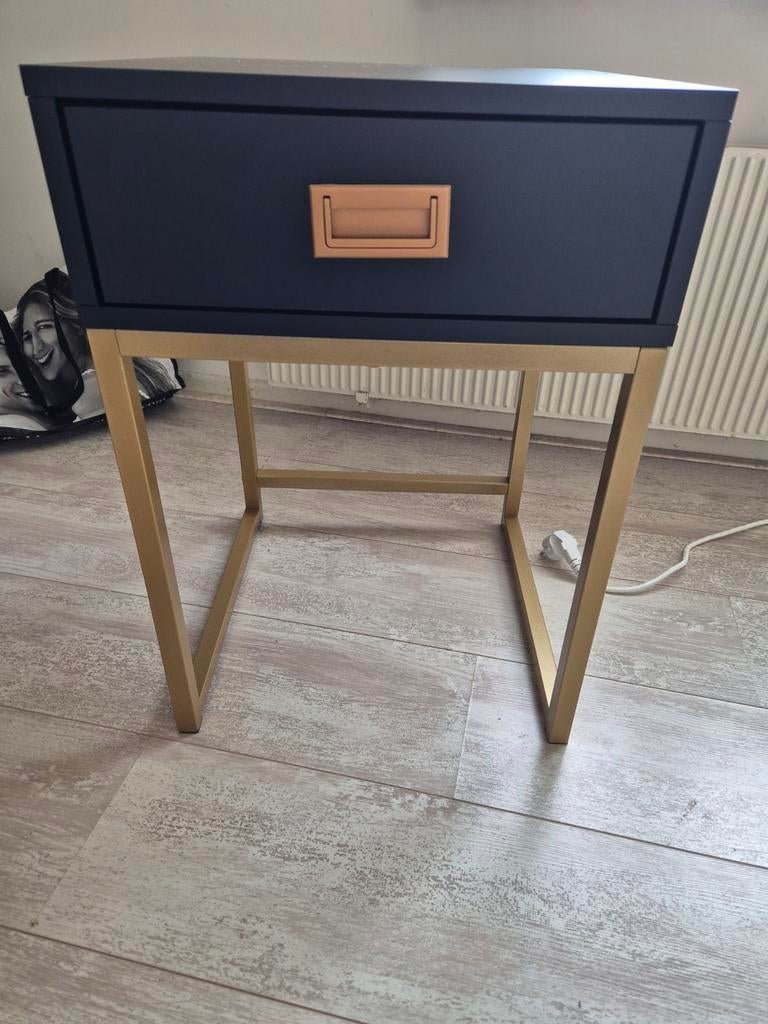 Bed tafeltje met lichte gebruikschade nog steeds te koop via, Ophalen, Gebruikt, Minder dan 45 cm, Minder dan 55 cm