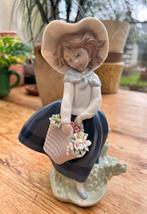 Lladró porseleinen beeldje (1984) Pretty pickings 522, Ophalen of Verzenden, Zo goed als nieuw, Mens