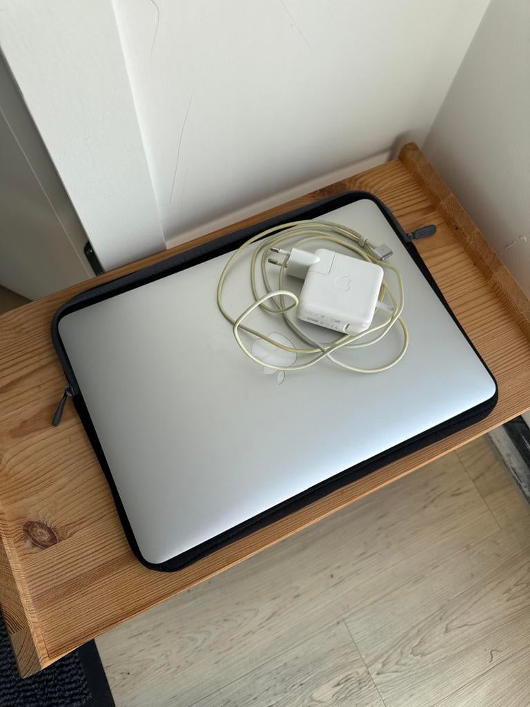 Oude Macbook Air met oplader - Werkt slecht, Computers en Software, Apple Macbooks, Niet werkend, MacBook Air, Ophalen
