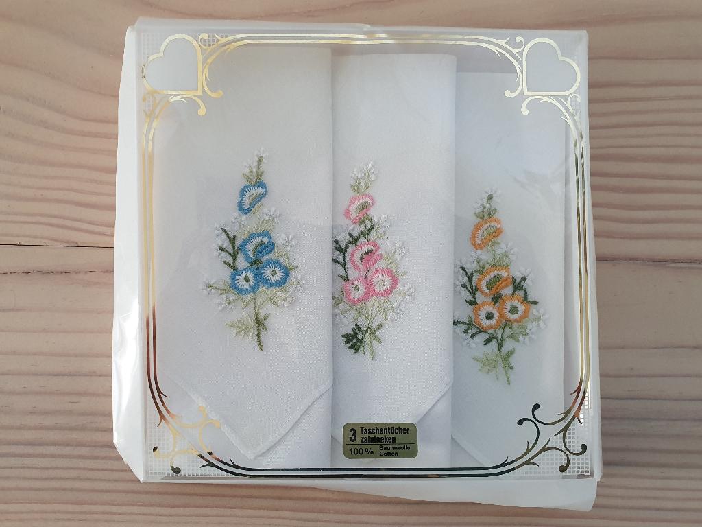 3 zakdoeken met geborduurde bloemen, nieuw in de verpakking, Kleding | Dames, Overige Dameskleding, Verzenden, Nieuw