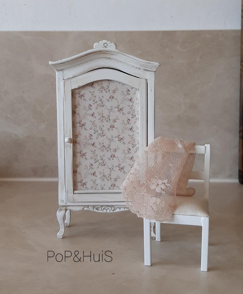 Brocante kast met stoel 1:12, Ophalen of Verzenden, Zo goed als nieuw, Poppenhuis