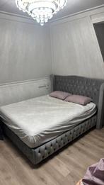 Luxe tweepersoonsbed met gestoffeerd hoofdbord, Huis en Inrichting, Slaapkamer | Bedden, Ophalen, Tweepersoons, Zo goed als nieuw