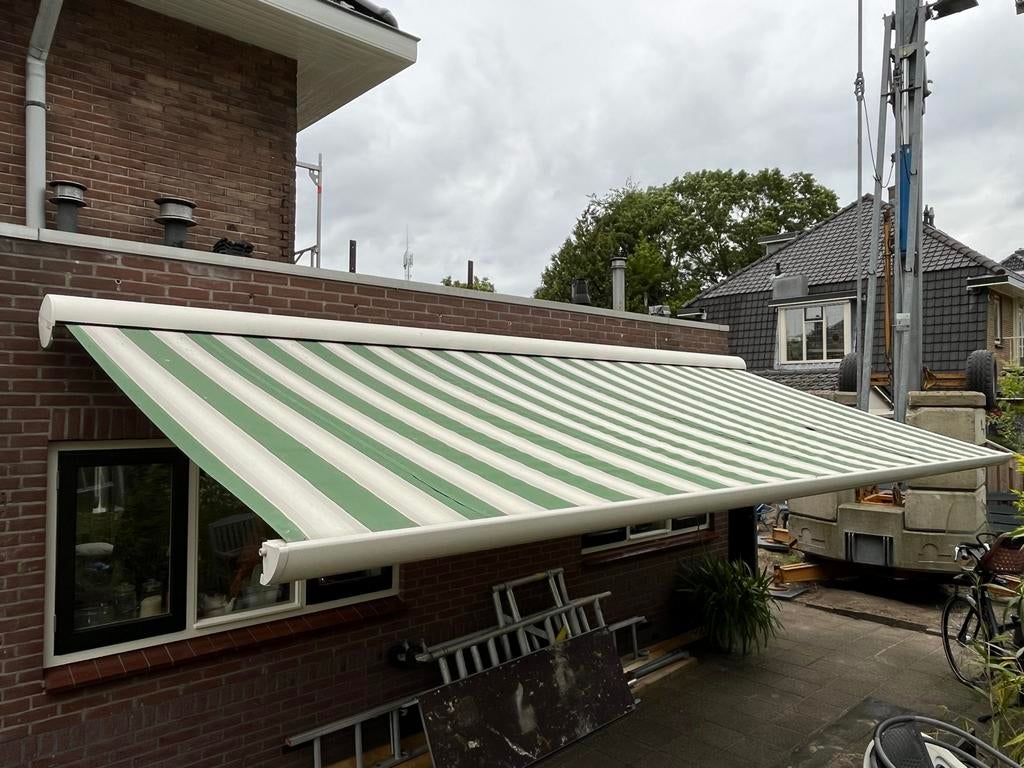 Elektrisch zonnescherm 6 meter breed, groen/wit gestreept, Tuin en Terras, Zonneschermen, Gebruikt, Knikarmscherm, 150 tot 300 cm